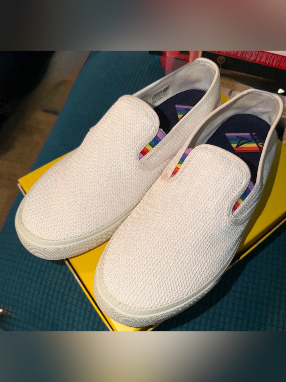 Sperry Men's Slip-On Sneakers with Rainbow Accents. Unworn Size 8.5/womens 10